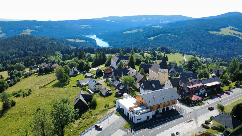 Property building, Neighbourhood, Bird's eye view, Mountain view, Location
