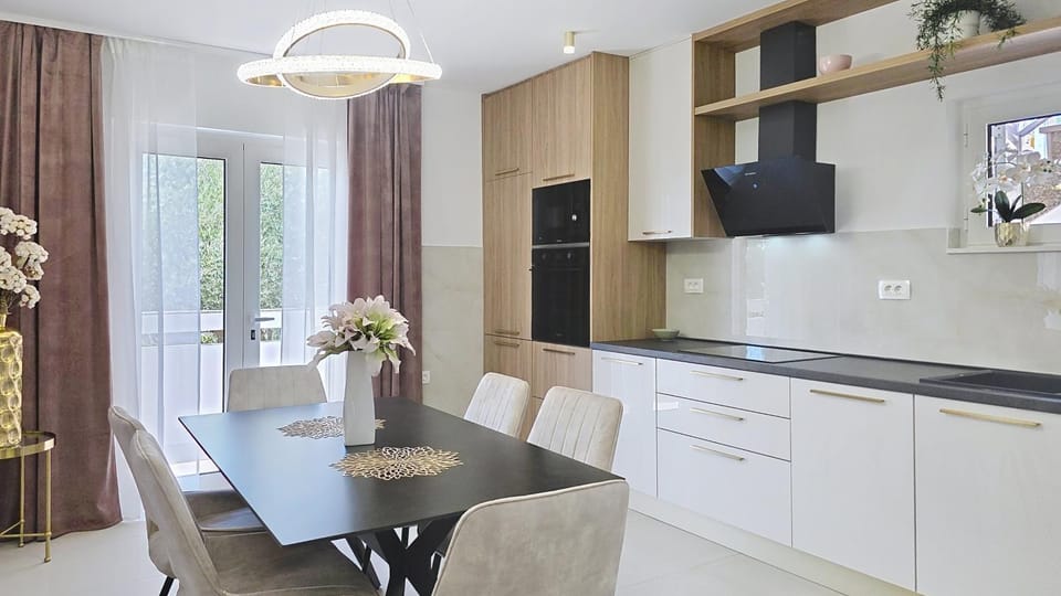 Kitchen or kitchenette, Seating area, Dining area