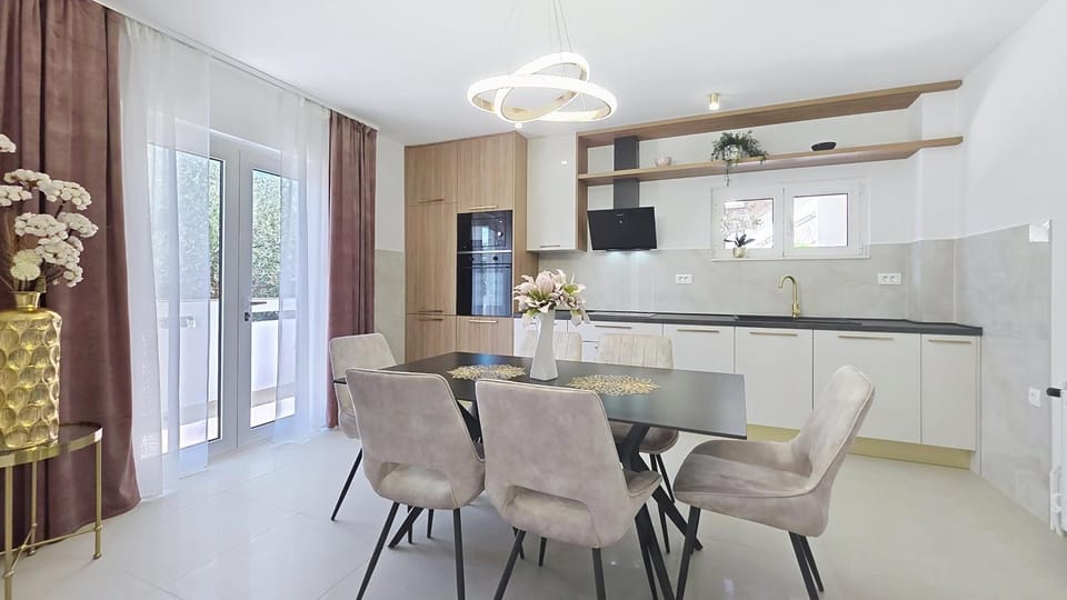 Kitchen or kitchenette, Seating area, Dining area, oven, stove