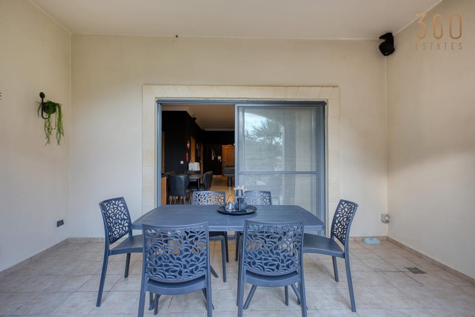 Patio, Living room, Seating area, Dining area