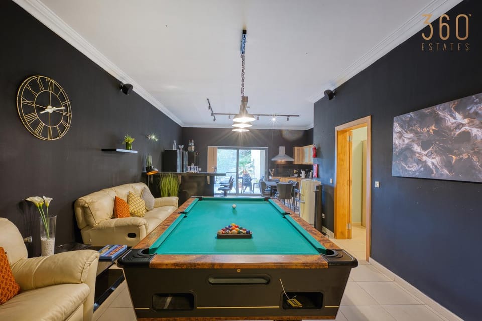 Communal lounge/ TV room, Billiard, Game Room, Living room, Seating area, Evening entertainment