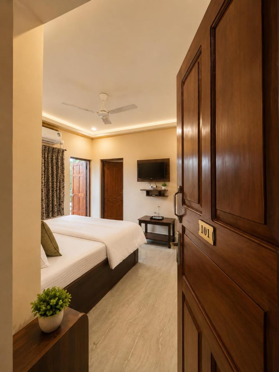 Bed, TV and multimedia, Bedroom