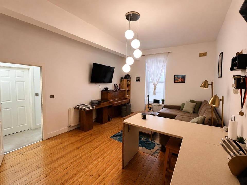 Communal lounge/ TV room, TV and multimedia, Living room, Seating area, Evening entertainment