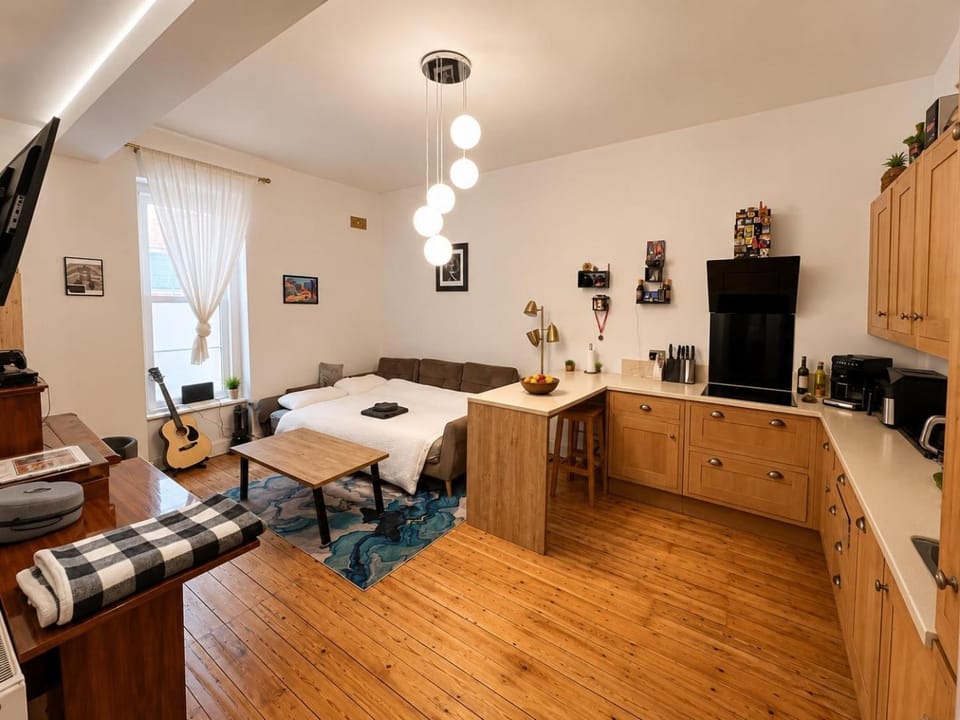 Modern Coastal Flat Prime Location Walk to Beach Apartment in Bournemouth