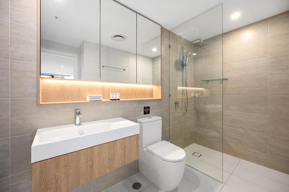 Shower, Toilet, Bathroom, towels