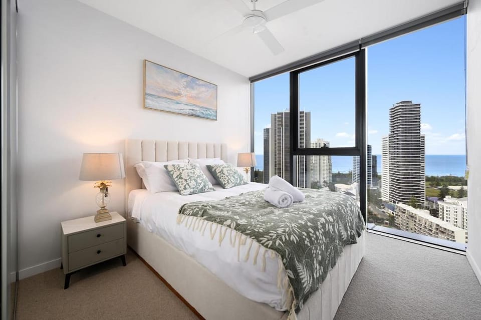 Bed, Bedroom, City view, Sea view