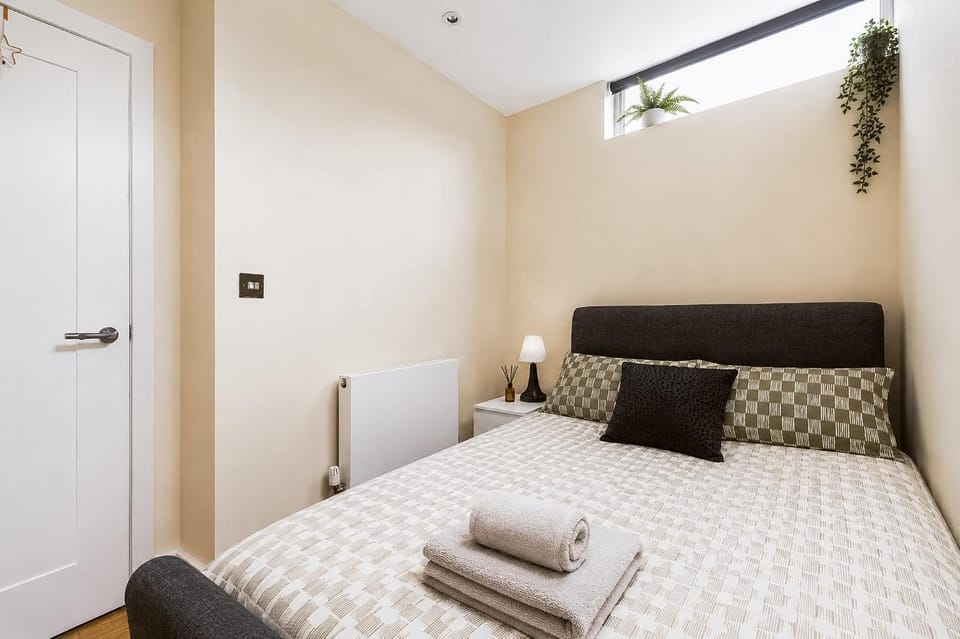 Bed, Bedroom, heating, internet, towels