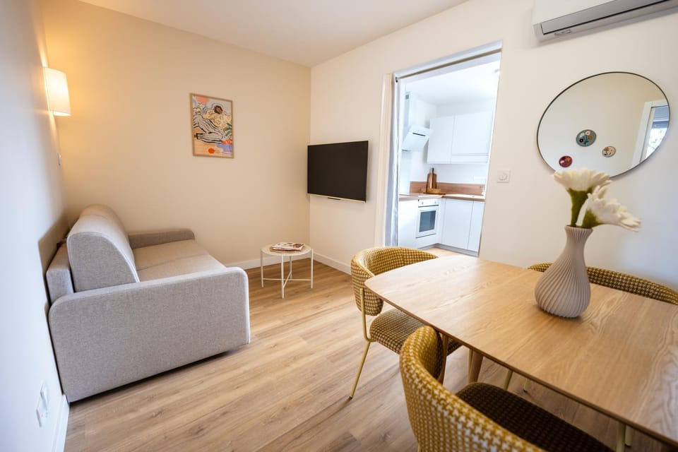 TV and multimedia, Seating area, air conditioner