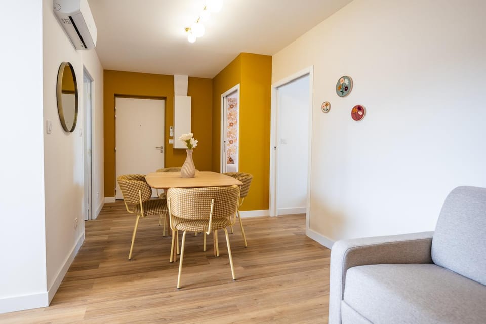 Seating area, Dining area, air conditioner