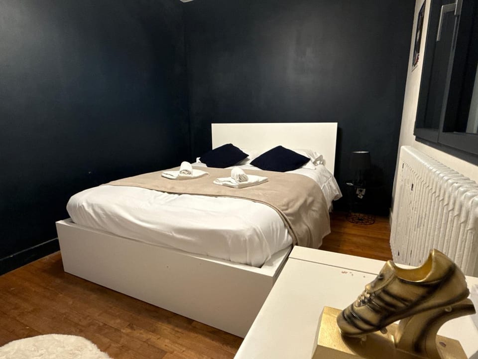 Photo of the whole room, Bedroom