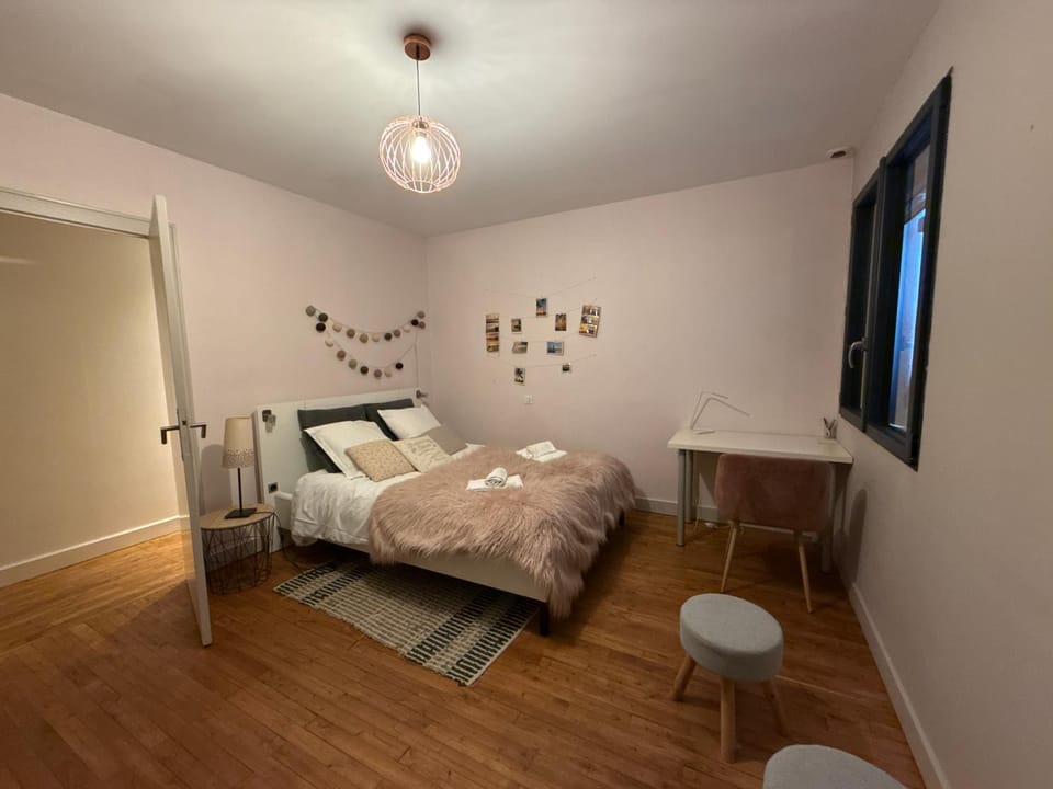 Photo of the whole room, Bedroom