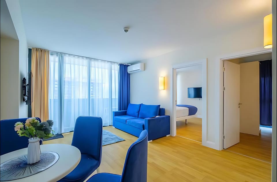Bed, TV and multimedia, Living room, Photo of the whole room, Seating area, Bedroom