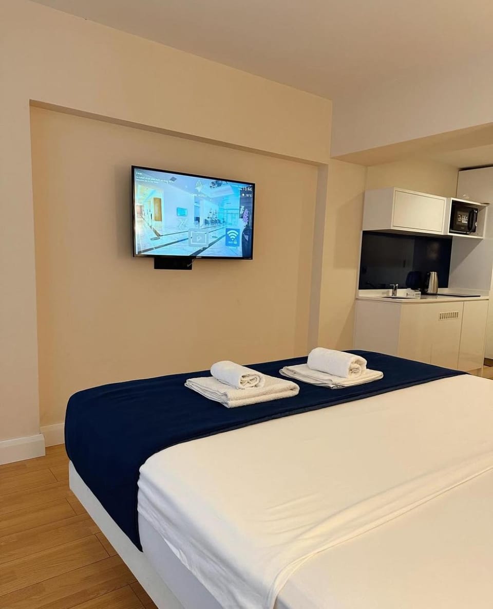 Bed, TV and multimedia, Kitchen or kitchenette, Photo of the whole room, Bedroom, minibar