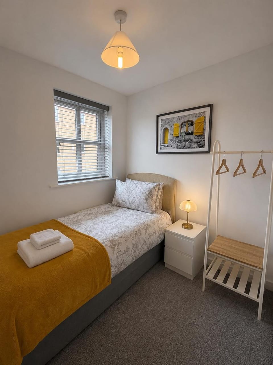 Bed, Bedroom, towels