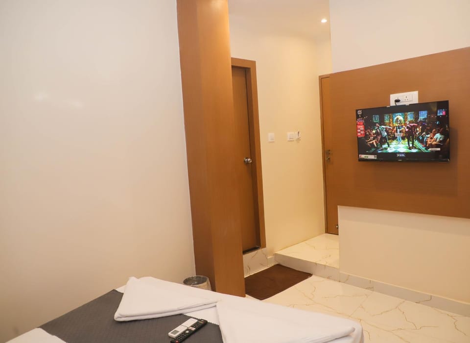 Communal lounge/ TV room, Bed, TV and multimedia, Photo of the whole room, Evening entertainment, Bedroom, towels, wardrobe