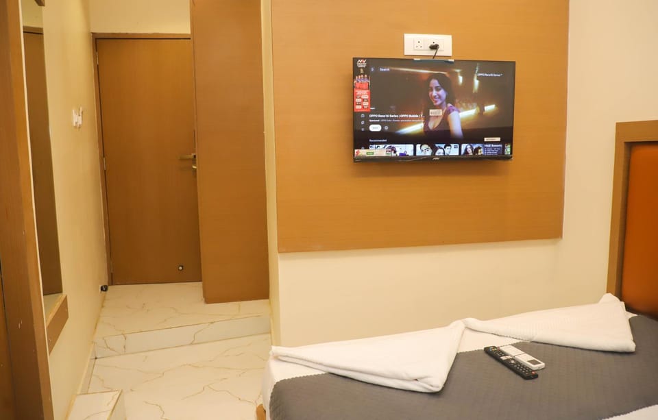 Bed, TV and multimedia, Photo of the whole room, Bedroom, towels, wardrobe