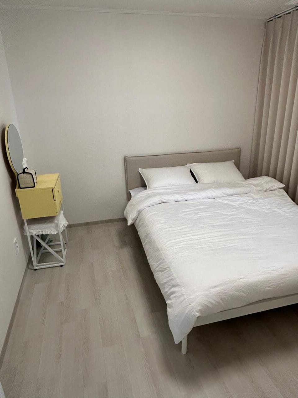 Photo of the whole room, Bedroom