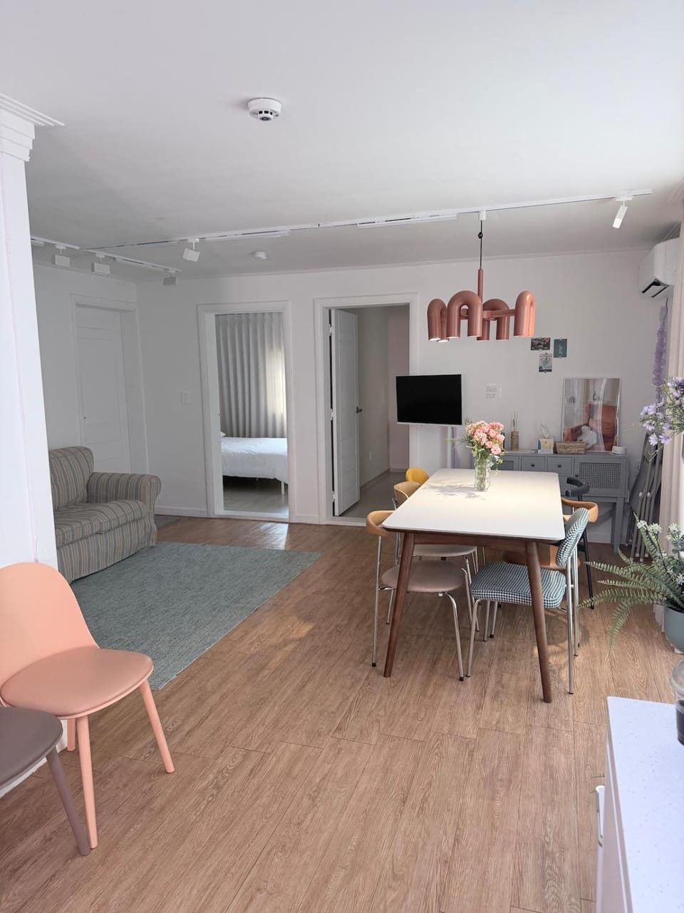 Living room, Seating area, Dining area