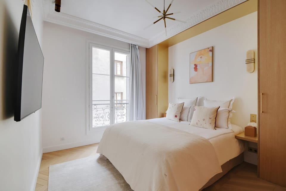 Bed, TV and multimedia, Photo of the whole room, Bedroom