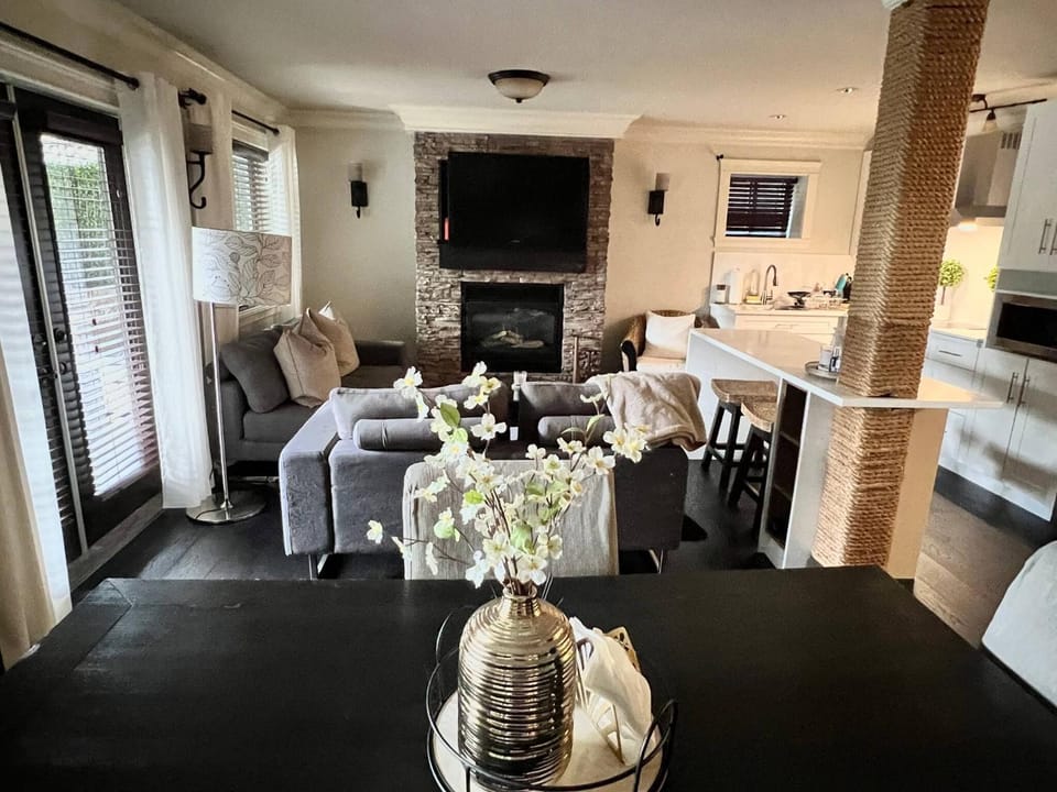 Living room, Decorative detail, Dining area, fireplace, kitchen