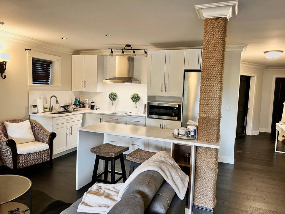Coffee/tea facilities, microwave, kitchen