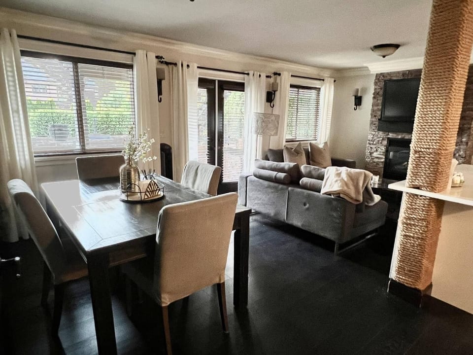 Patio, Living room, Decorative detail, Dining area