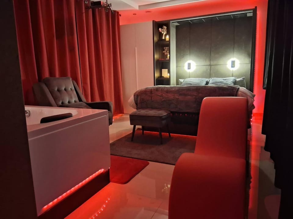 Bed, Living room, Photo of the whole room, Bedroom