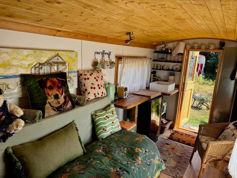 Ceirios Hideaway - Shepherds Hut by Maison Pro Apartment in Stroud District