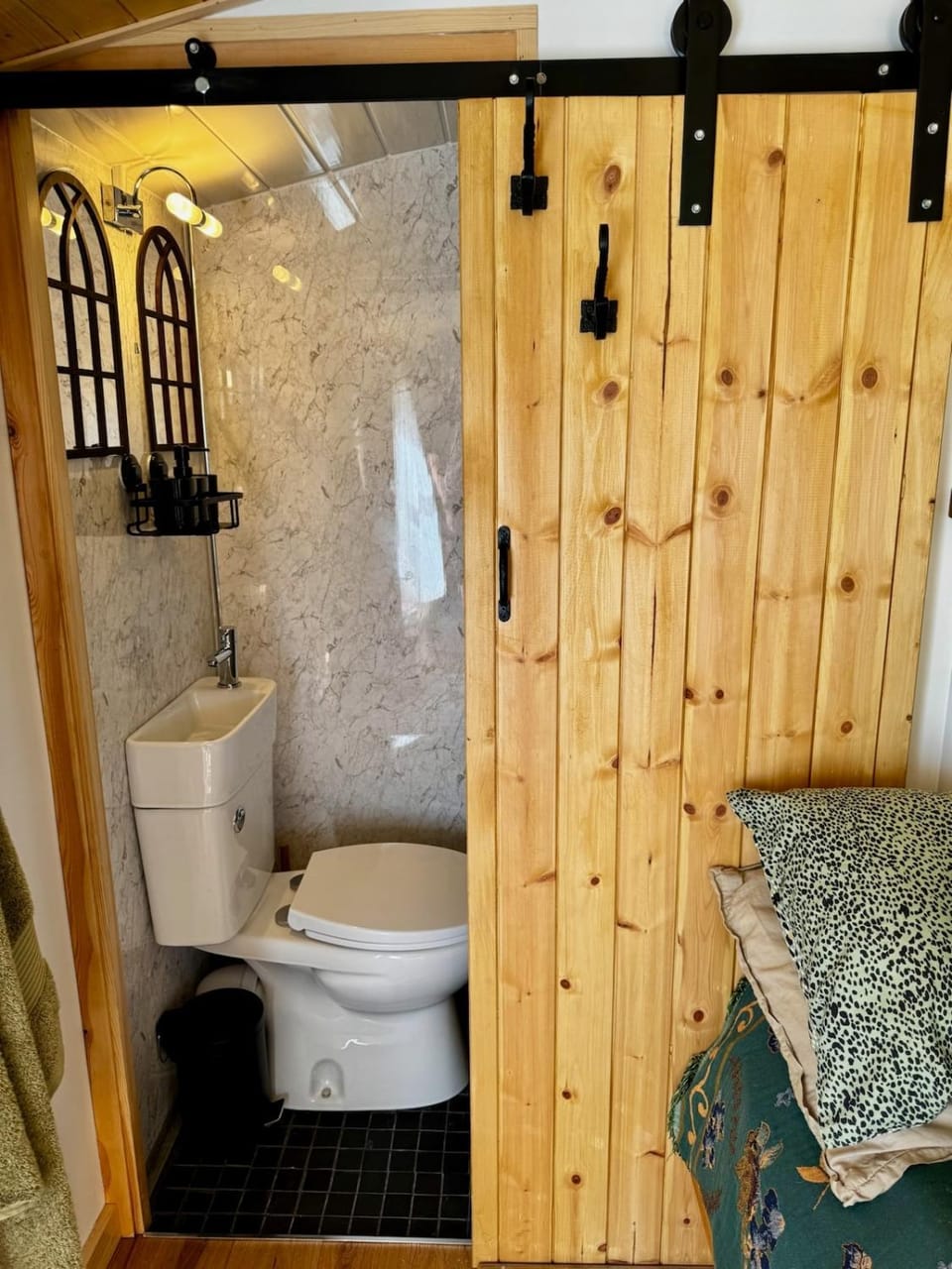 Ceirios Hideaway - Shepherds Hut by Maison Pro Apartment in Stroud District