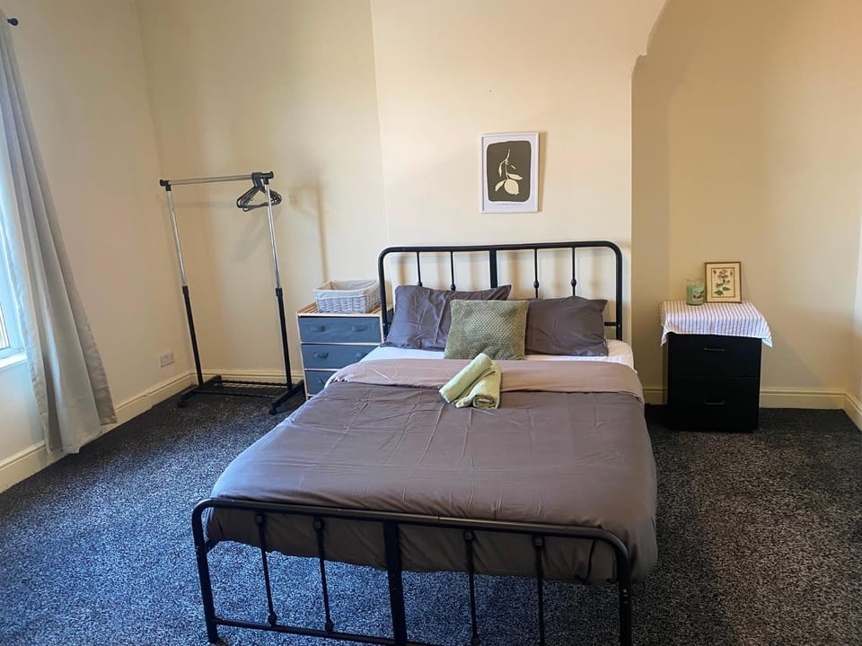 Bed, Bedroom, towels