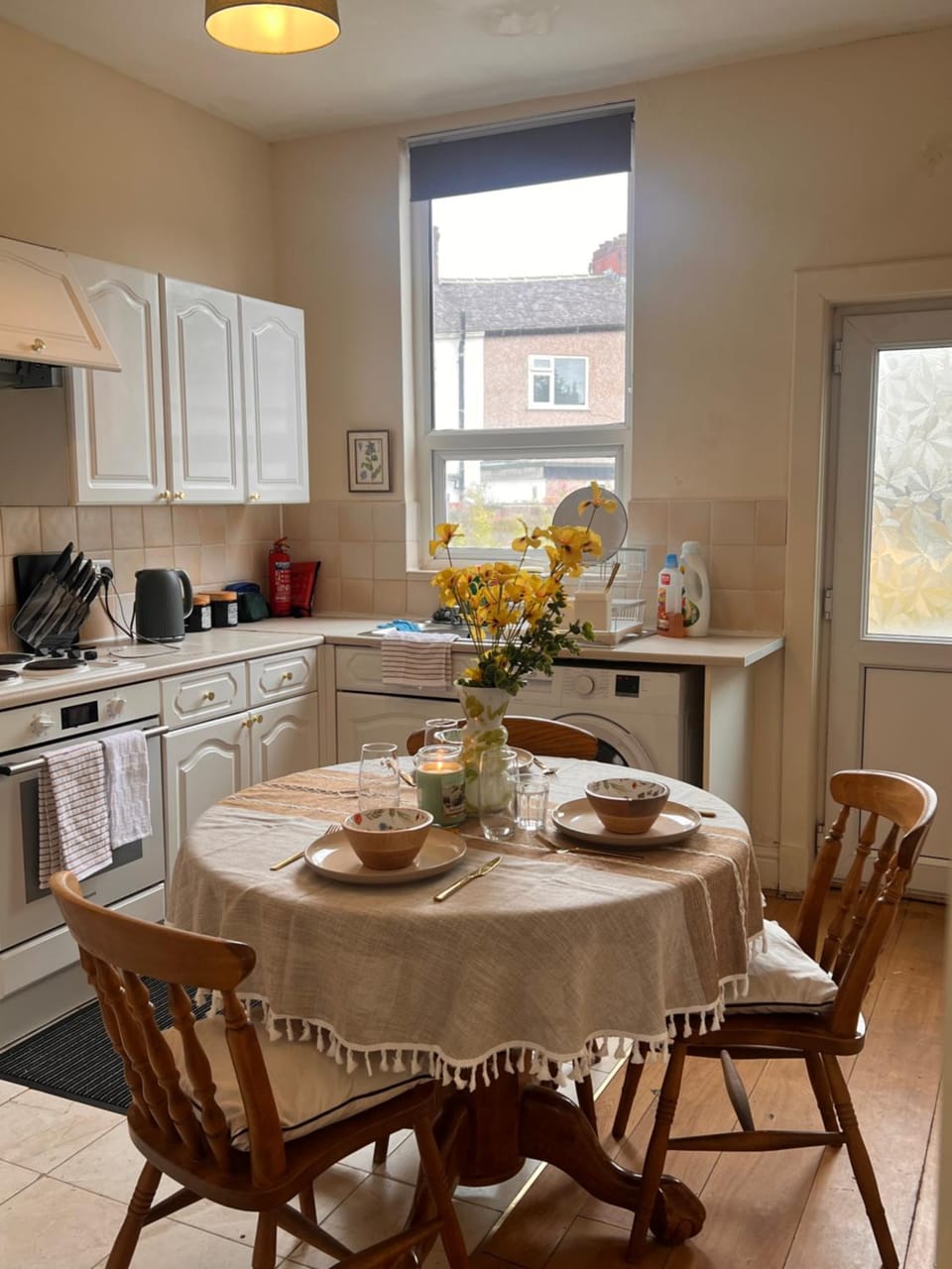 Coffee/tea facilities, Kitchen or kitchenette, Dining area, stove, toaster