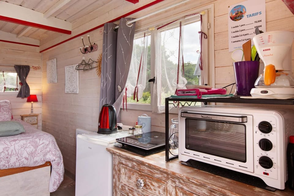 Roulotte De La Charreterie - Rouge Bed and Breakfast in Normandy
