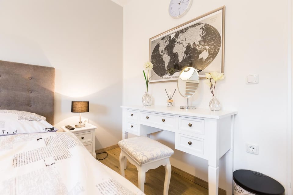 Photo of the whole room, Decorative detail