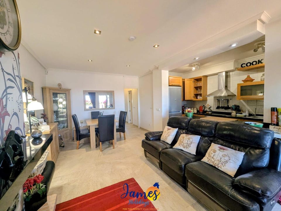TV and multimedia, Kitchen or kitchenette, Living room, Seating area, Dining area, stove