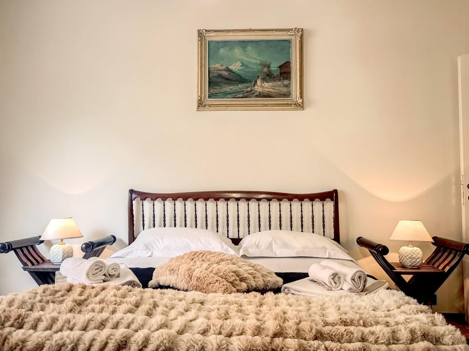 Bed, Photo of the whole room, Decorative detail, towels