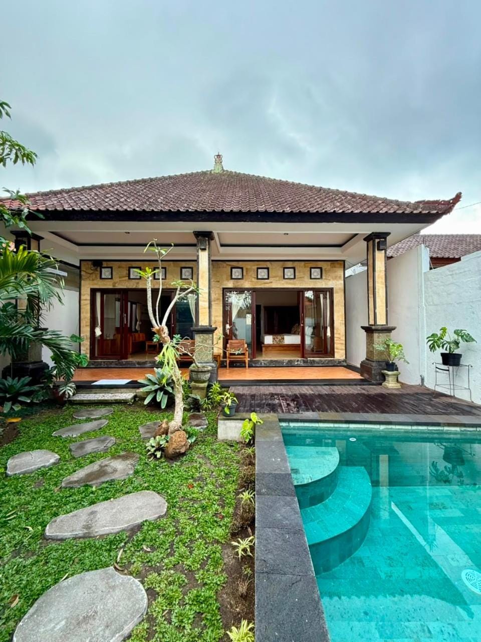 Property building, Garden, Garden, Balcony/Terrace, Garden view, Pool view, Swimming pool