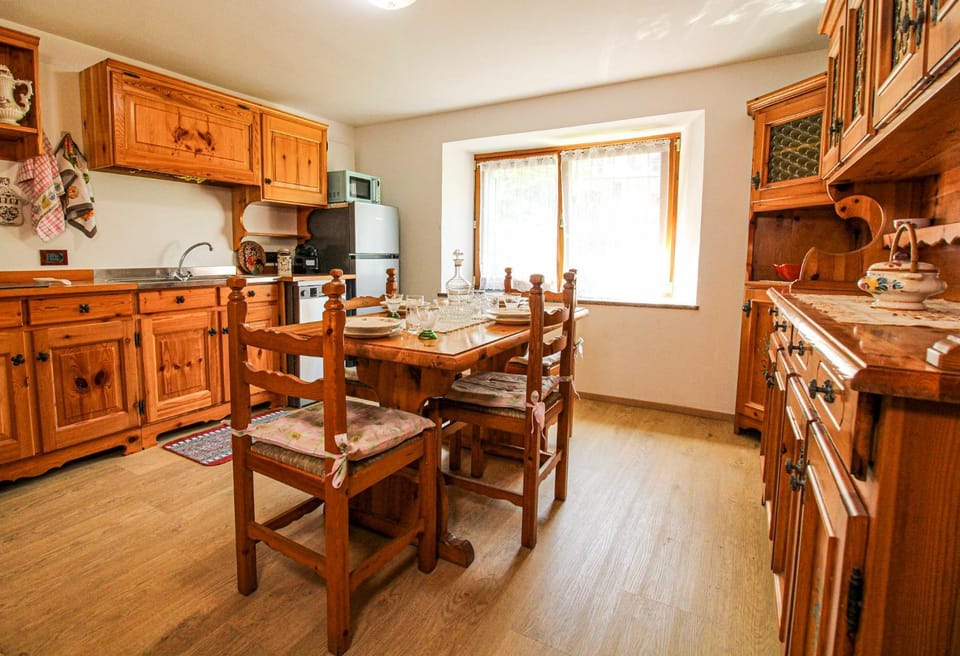 Kitchen or kitchenette, Dining area, dishwasher, pet friendly, stove