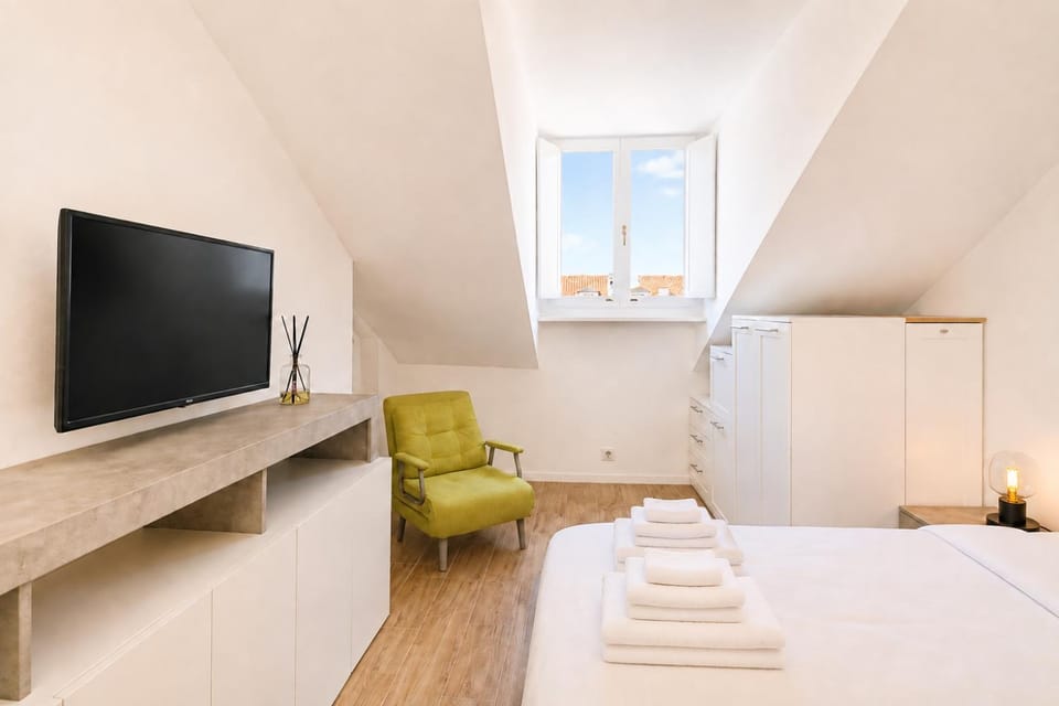 Bed, TV and multimedia, Photo of the whole room, Bedroom, towels