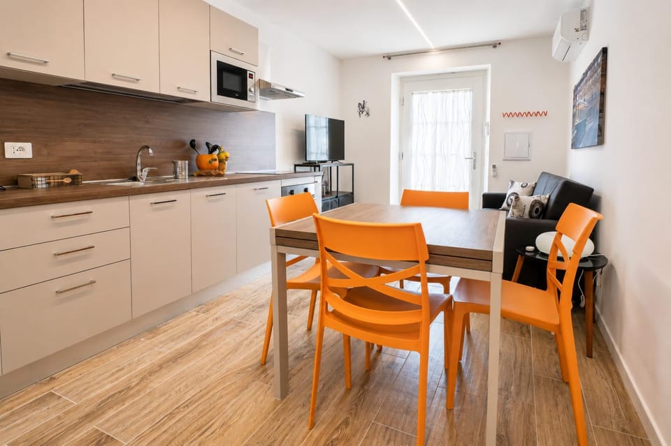 TV and multimedia, Kitchen or kitchenette, Living room, Seating area, Dining area, dishwasher, oven, pet friendly, stove