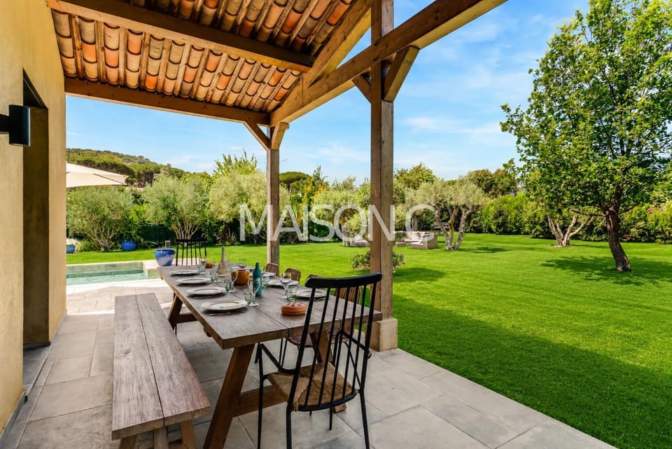 Property building, Balcony/Terrace, Living room