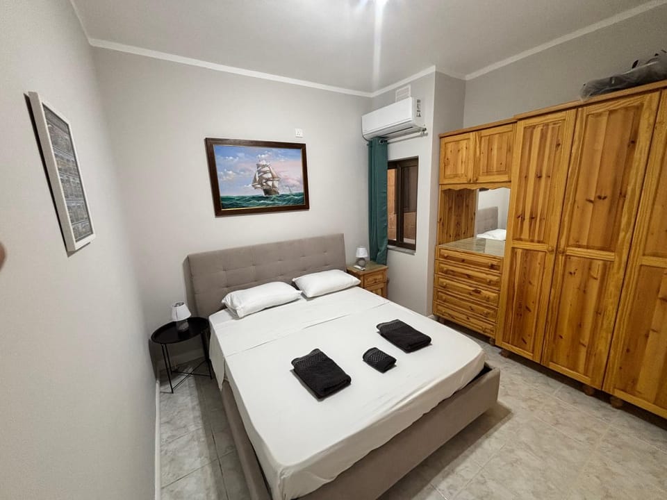 Bedroom, wardrobe, air conditioner
