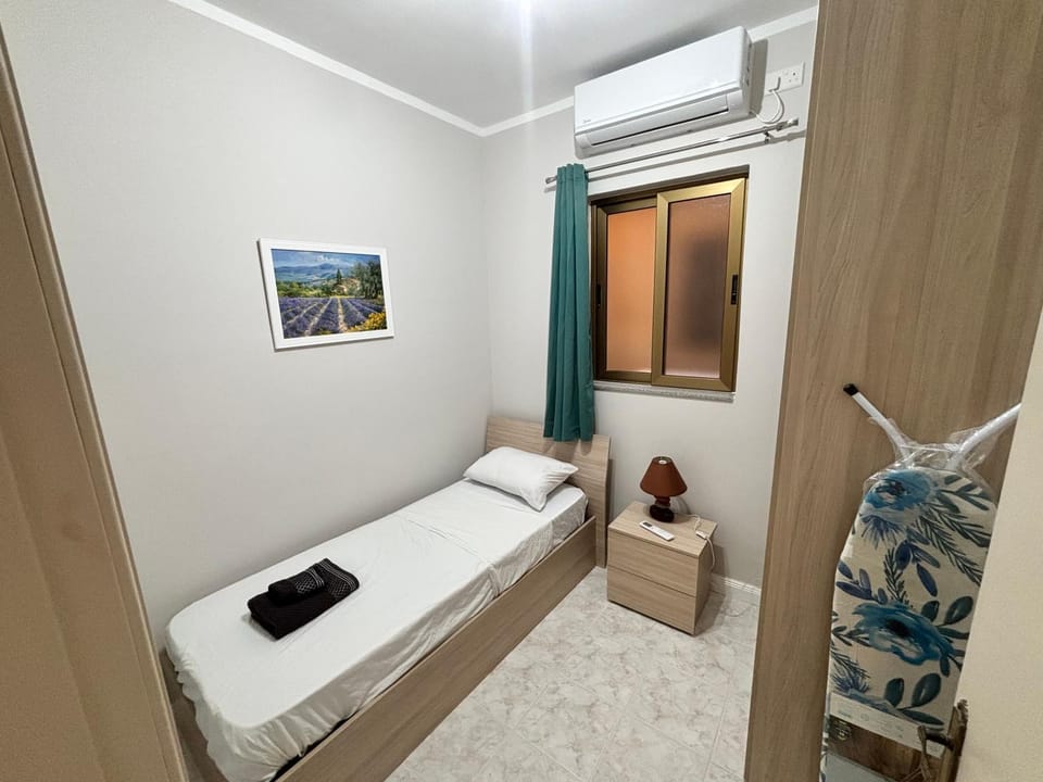 Bed, Photo of the whole room, Bedroom, air conditioner