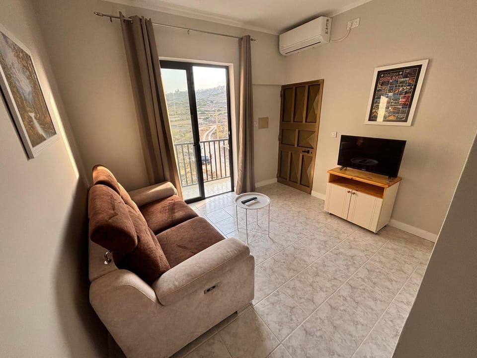 TV and multimedia, Living room, Seating area, air conditioner