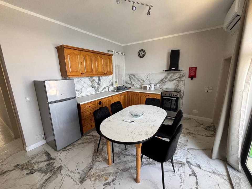 Kitchen or kitchenette, Seating area, Dining area, oven