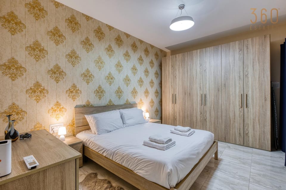 Bed, Photo of the whole room, Bedroom, towels