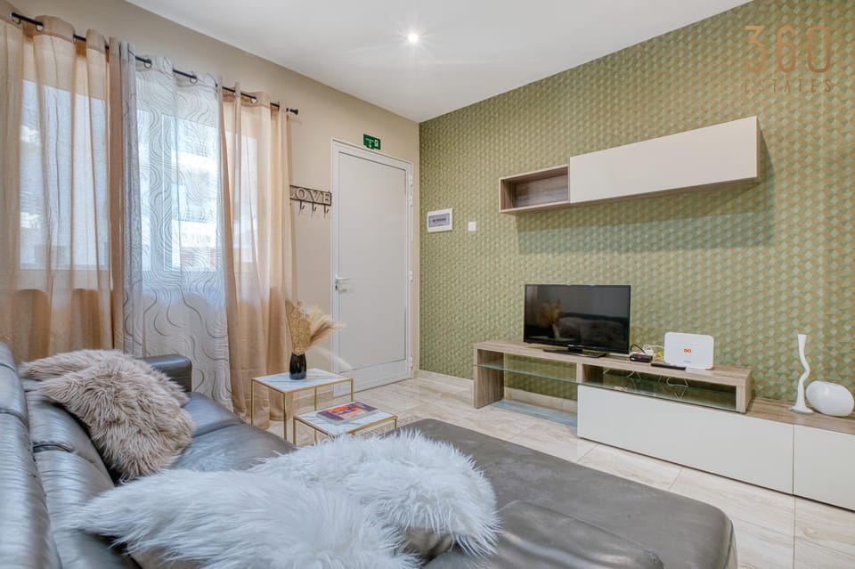 TV and multimedia, Living room, Seating area, air conditioner