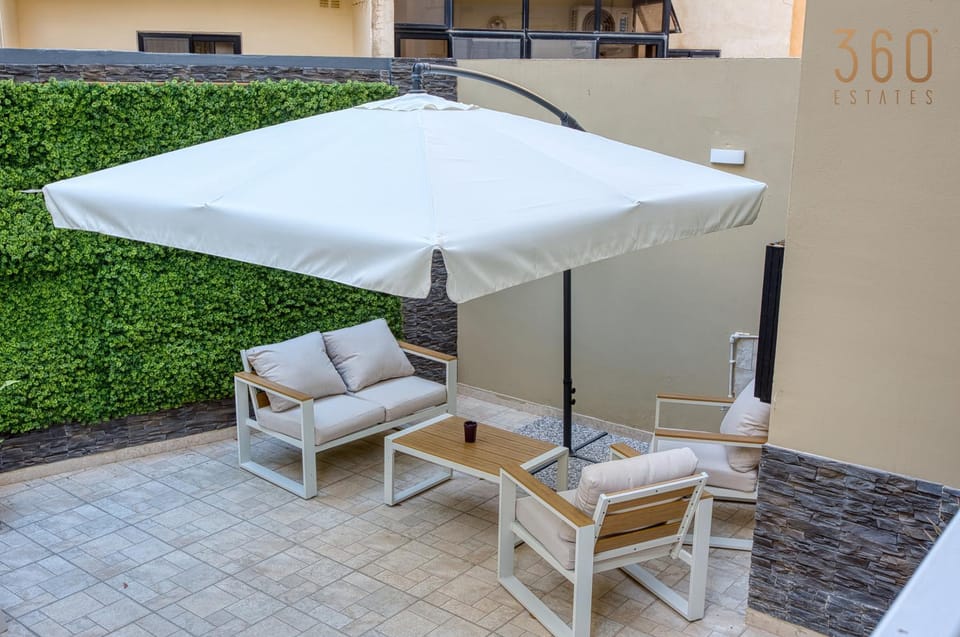 Patio, Day, Living room, Seating area, sunbed
