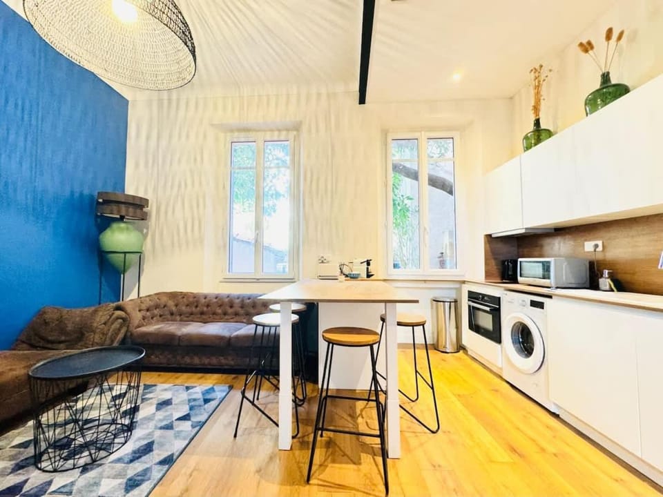 Living room, Dining area, oven, washing machine