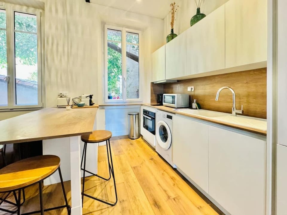 Kitchen or kitchenette, Dining area, oven, washing machine
