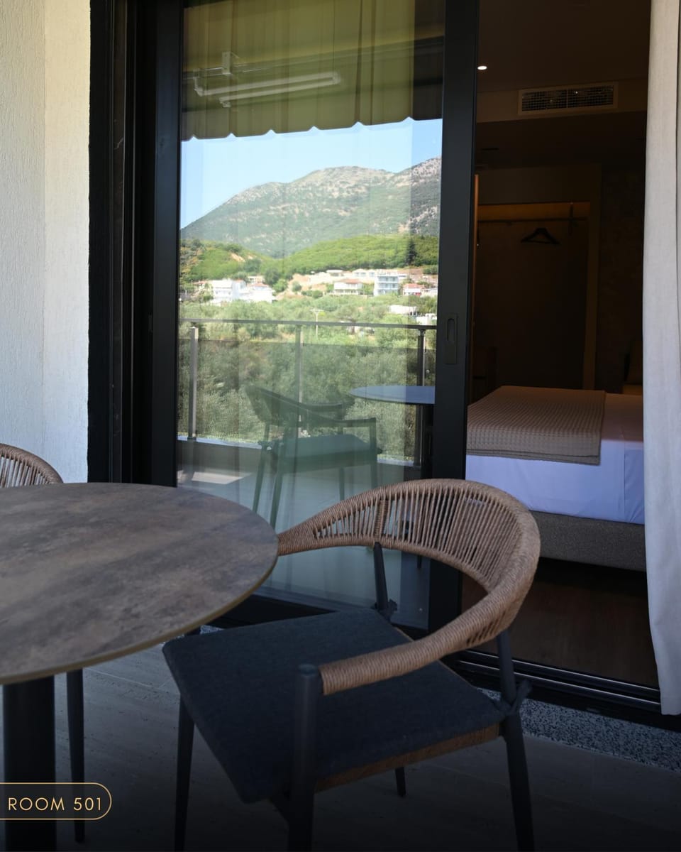 Balcony/Terrace, Mountain view